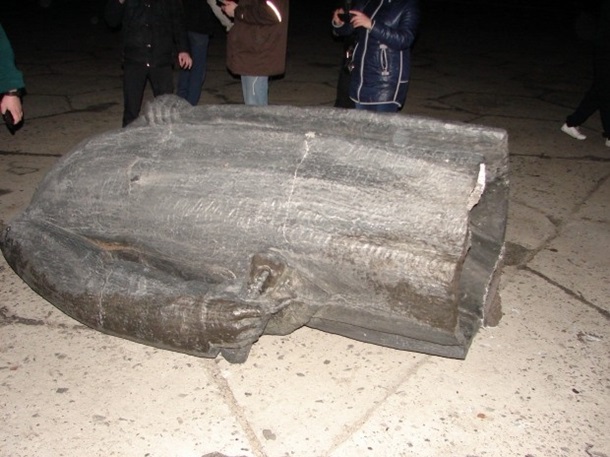 Ленин пал: В Днепропетровске снесли памятник — фото
