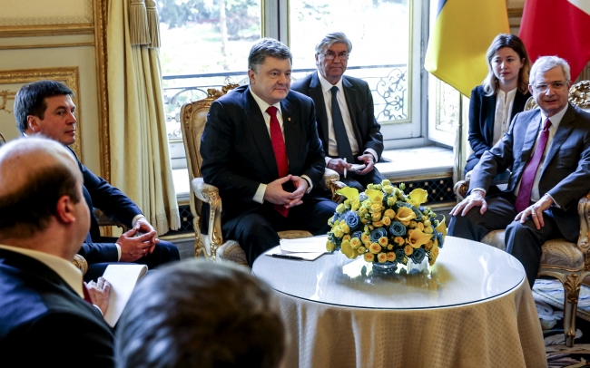 Порошенко призвал Францию ускорить ратификацию СА Украины и ЕС