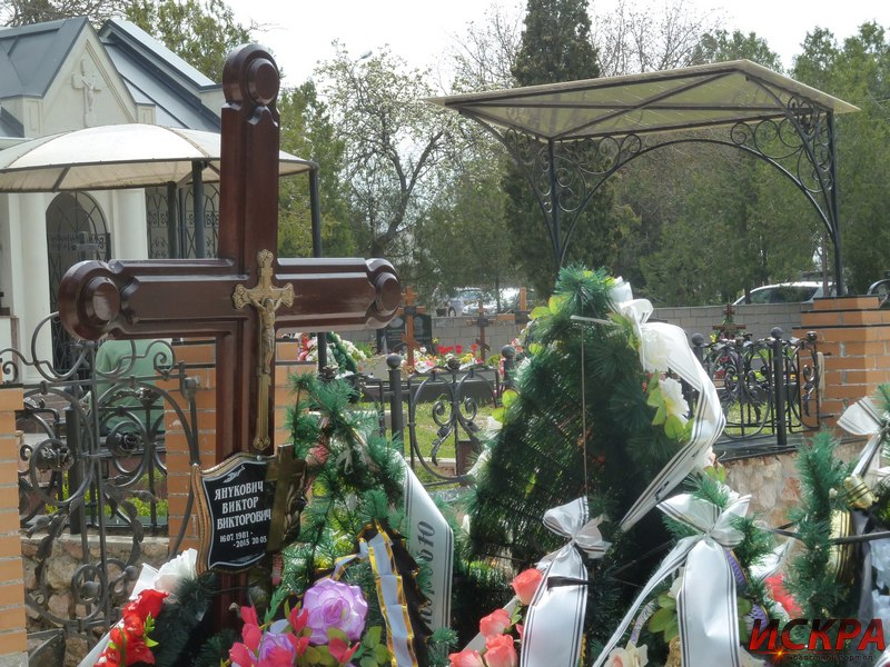 Фото: В Крыму на могиле Януковича-младшего появилась именная табличка