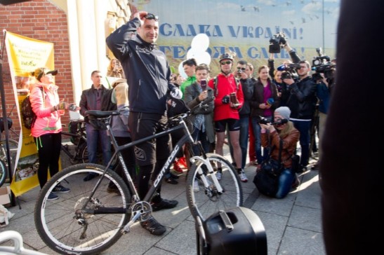 Кличко приехал на работу на велосипеде (фото)