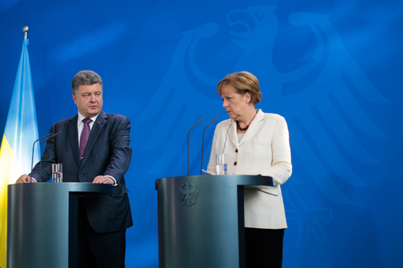 Порошенко рассказал Меркель об эскалации ситуации в Донбассе