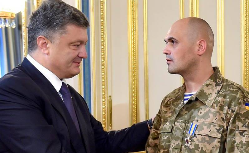 Порошенко вручил освобождённому Кузьминых орден «За мужество»