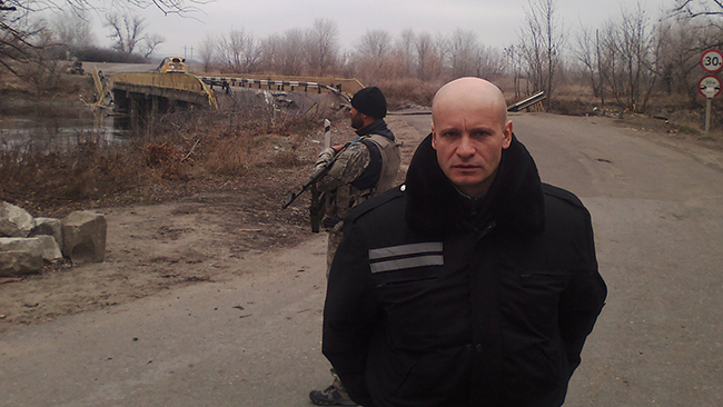 В Луганской области на фугасе подорвался военный автомобиль