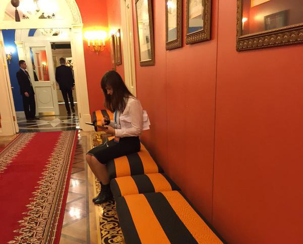 Скамейки в Кремле «нарядили» в георгиевские ленточки
