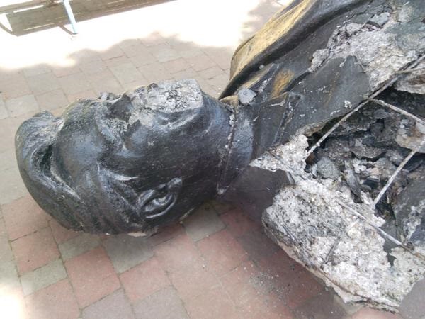 Фото: В Харькове снесли три памятника советским деятелям