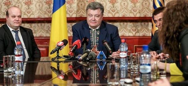 Президент Украины прибыл на Рижский саммит в вышиванке