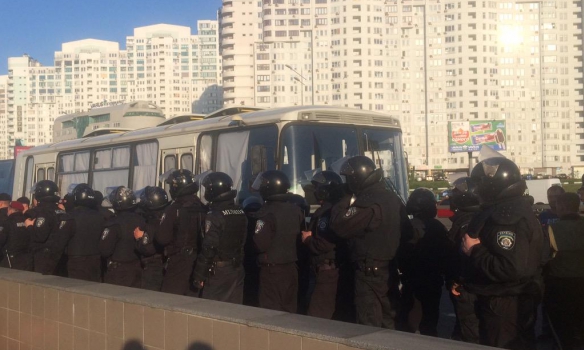 В результате столкновений на «Осокорках» пострадали 15 милиционеров