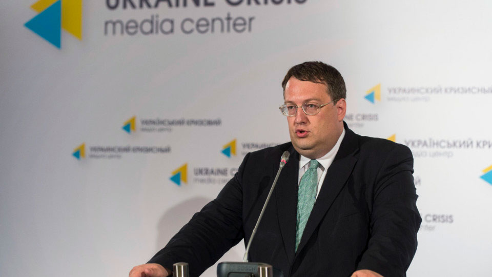Геращенко планирует запретить публичное использование георгиевских лент