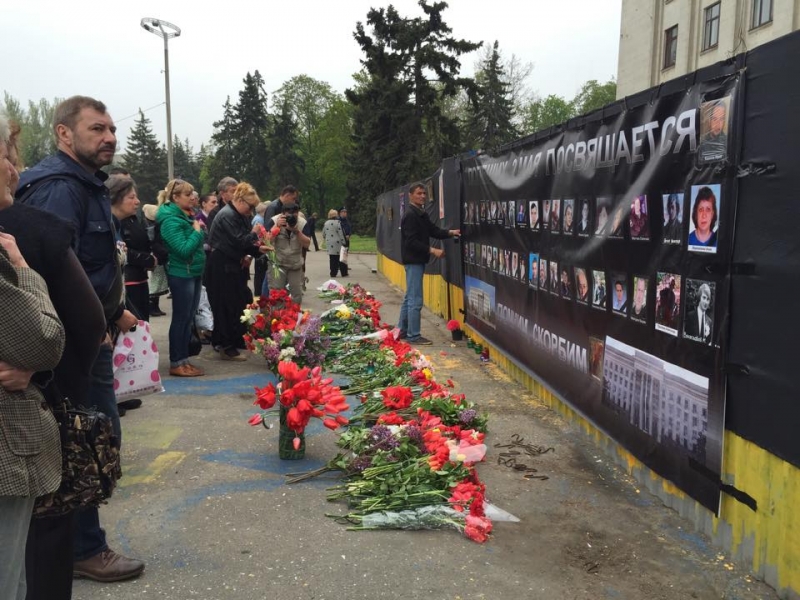 Жёлто-синий забор возле Дома профсоюзов в Одессе завесили чёрной тканью
