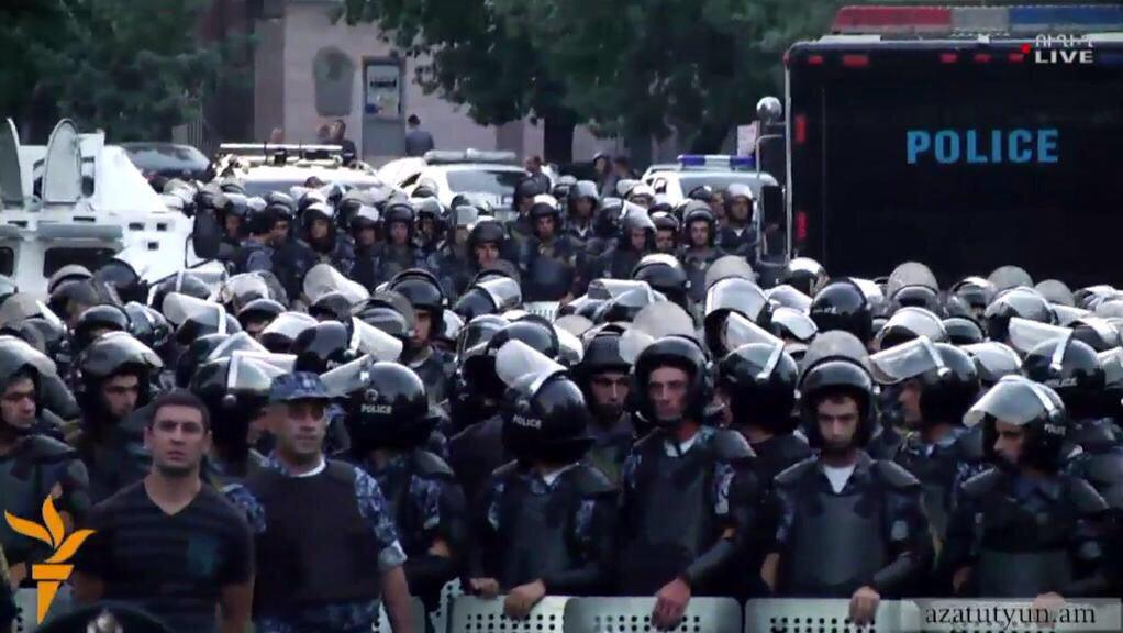 Армянская полиция готовится к разгону демонстрантов в Ереване