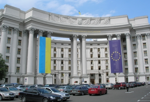МИД требует от России направлять гумконвои через контролируемые Украиной пропускные пункты
