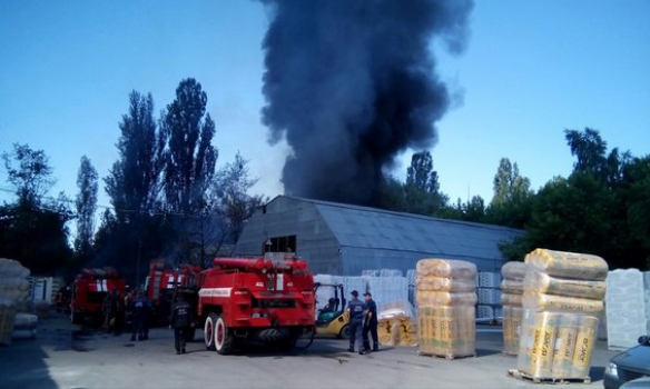 Сезон пожаров: В Броварах под Киевом горит склад пенопласта, фото