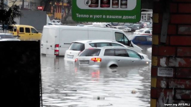 Улицы Симферополя затопило из-за сильного ливня