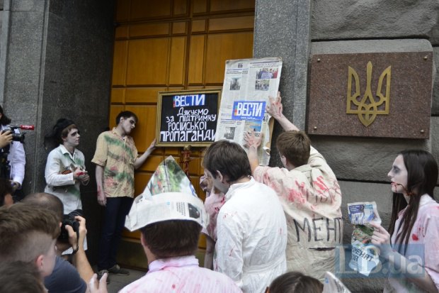 В Киеве прошел «зомби-митинг» против газеты «Вести» - 1 - изображение