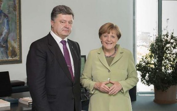 Порошенко попросил Меркель о решительной поддержке Украины на саммите G7