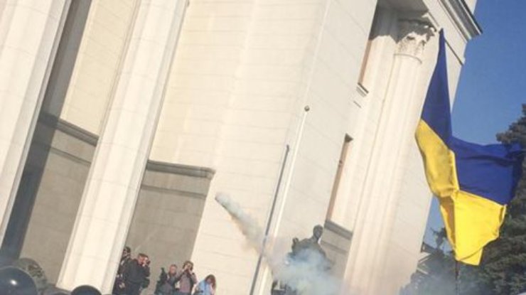 МВД: В здание Верховной Рады бросили дымовую шашку