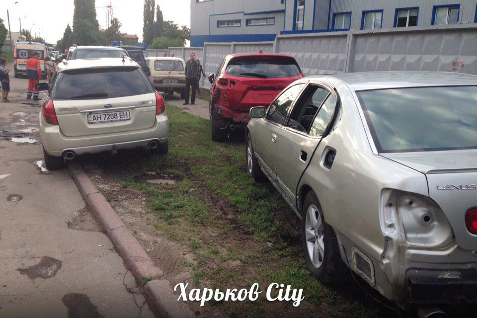 Пожар на СТО в Харькове: пострадали 5 человек, уничтожено 7 машин (видео)