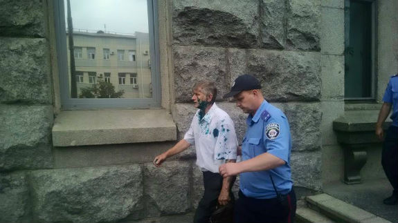 Фото: В Харькове депутата, не желавшего признавать РФ агрессором, облили зеленкой