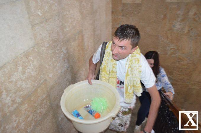 Житель Луцка в знак протеста помылся в мэрии (фото, видео)