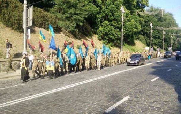 Он-лайн: В Киеве проходит шествие, участники которого требуют признать факт войны в Украине