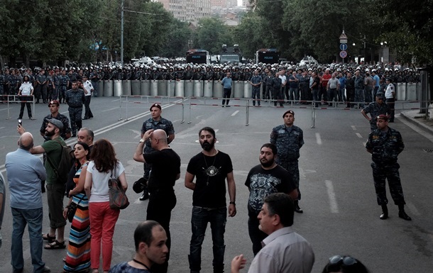 Фото, видео: Полиция разобрала баррикады в Ереване
