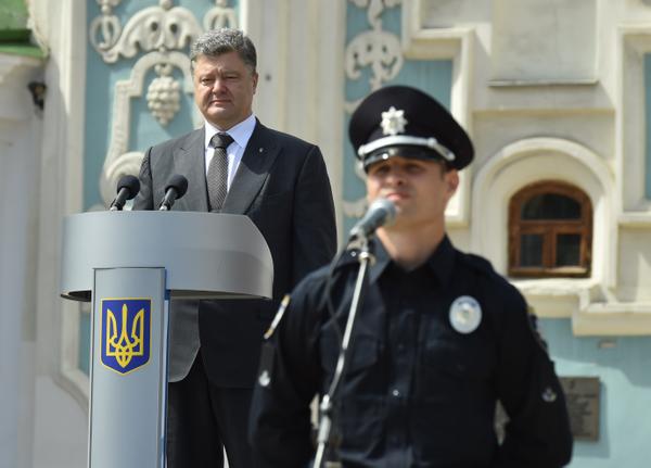 Порошенко: Реформа МВД началась с Киева, патрульным будет не легче, чем воинам в АТО