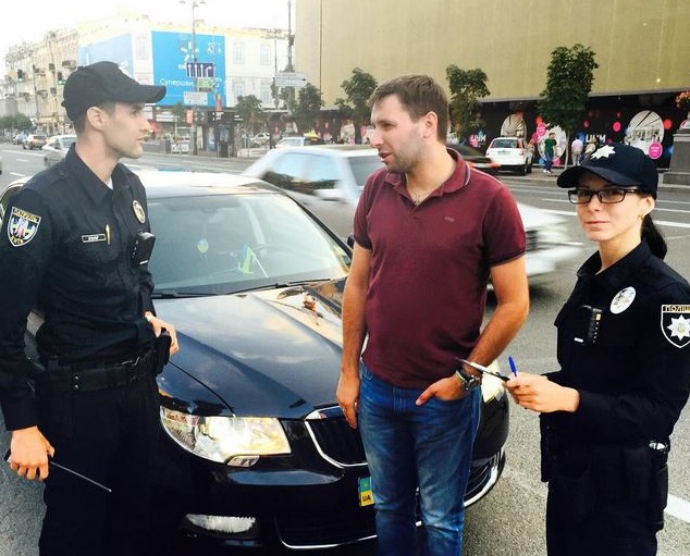 Фото: Патрульная полиция оштрафовала Парасюка за проезд на красный свет