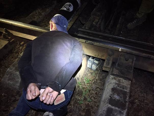 Фото: СБУ задержала диверсанта во время закладки взрывчатки на станции Харьков-Пассажирский