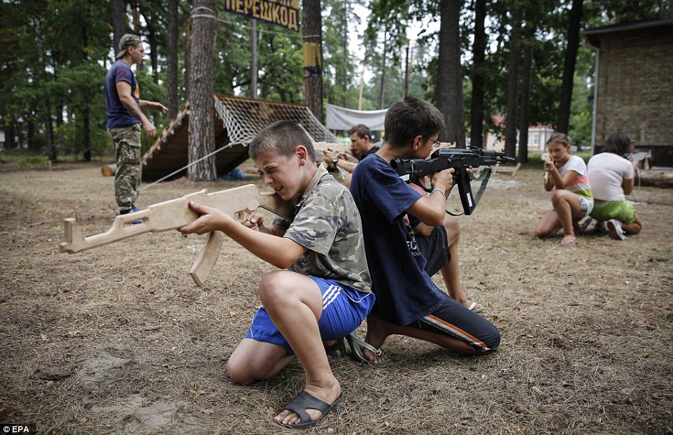 Daily Mail раскритиковала детский лагерь «Азова»
