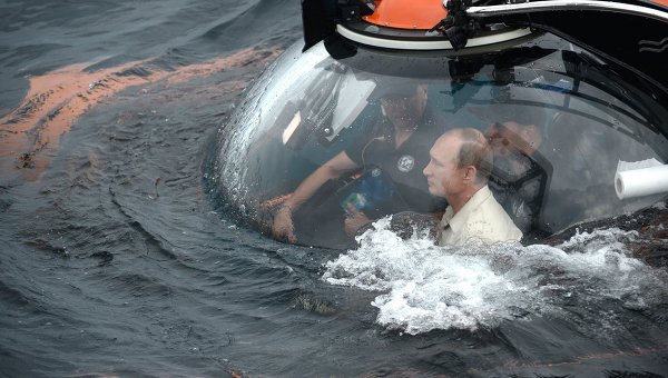 Путина опустили на 80-метровую глубину