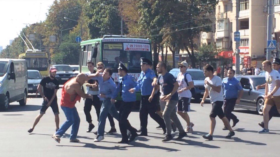 В Харькове напали на мужчину в футболке с советской символикой