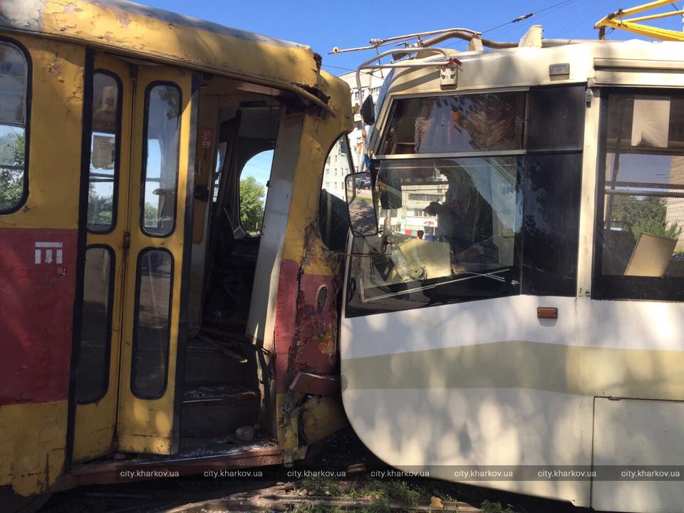 Фото: В Харькове лоб в лоб столкнулись два трамвая, 15 человек пострадали