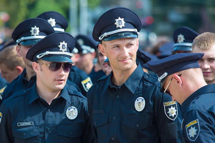 Киевскому полицейскому всадили в руку ножницы