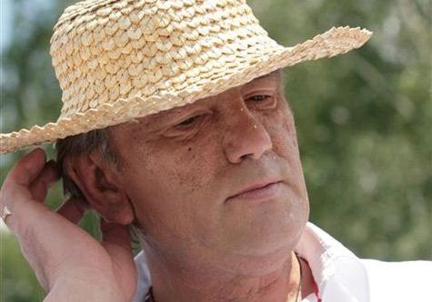 Виктор Ющенко улетел в Польшу на праздник пчел
