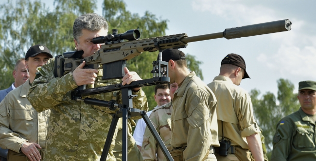 Порошенко отклонил петицию о праве свободного владения оружием