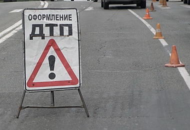 В Донецкой области БТР столкнулся с «Ладой Калиной»