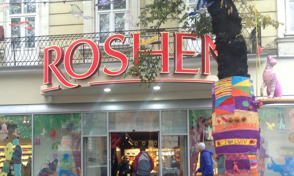 Львовский горсовет требует снять вывеску с магазина Roshen