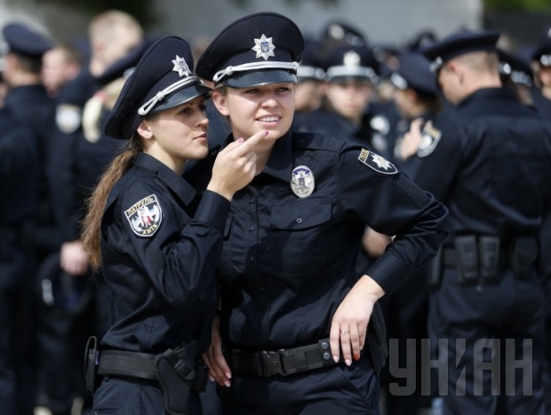 Во Львове за сон во время работы уволили четырех полицейских