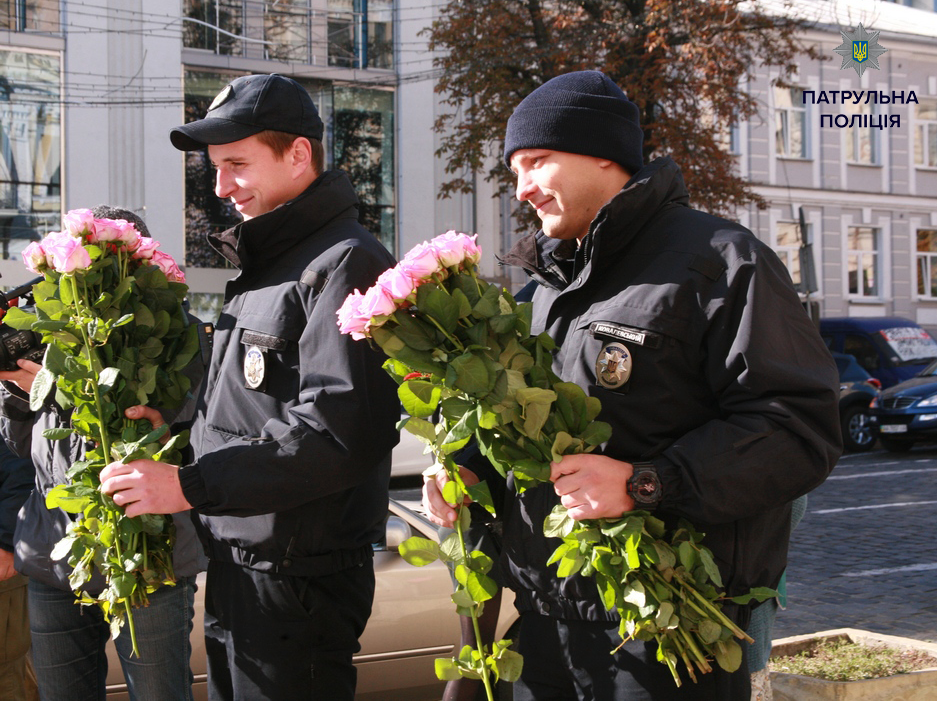 В Киеве полицейские раздавали розы