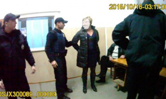 Львов: Учительница избила двух полицейских