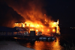 В Киеве сгорел ресторан на воде (видео)