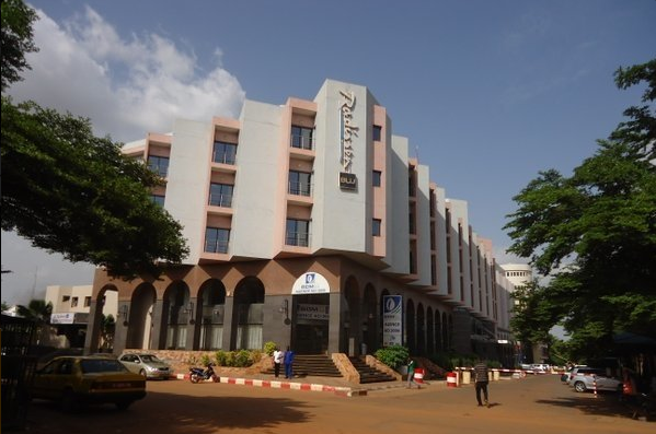 Мали: террористы захватили 170 заложников в отеле Radisson