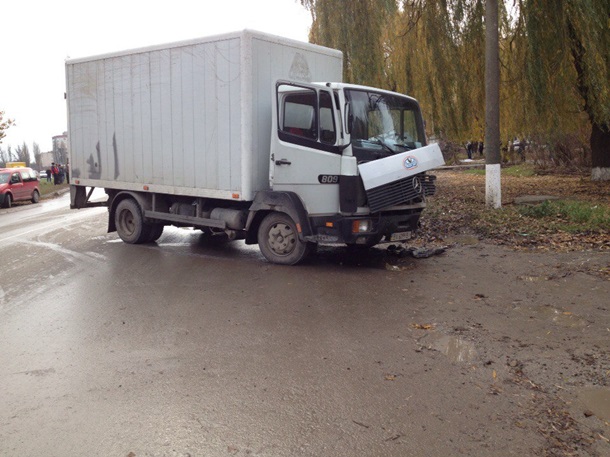 Хмельницкая область: автомобиль влетел в остановку, трое погибших