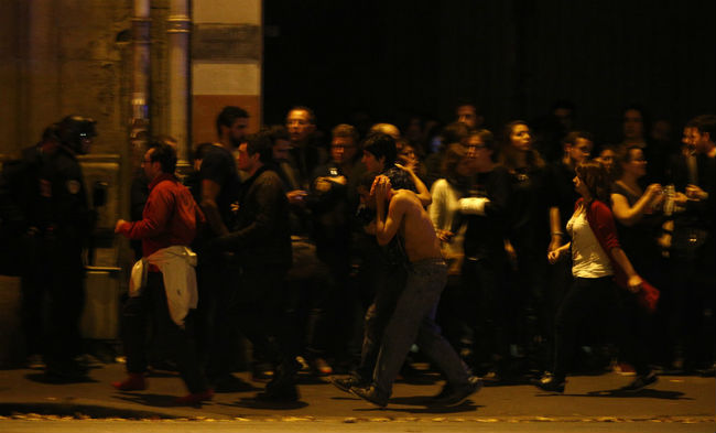 Видео: побег заложников из концертного зала в Париже