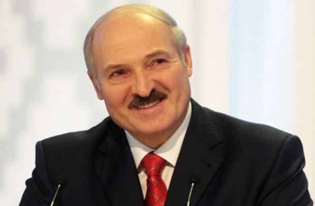 Лукашенко призвал не сталкивать Беларусь с Востоком и Западом
