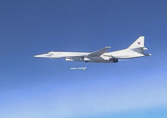 Минобороны РФ обнародовало видео массированных авиаударов по объектам ИГИЛ