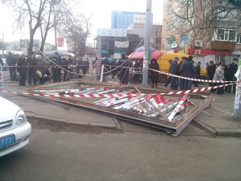 В Черкассах упал рекламный щит, травмированы семеро человек