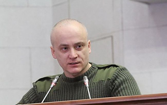 На депутата Денисенко завели уголовное дело за бросок бутылки в судью
