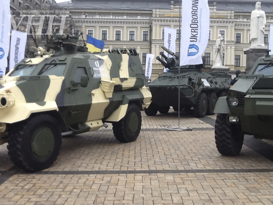 Киев: на Михайловской площади показали военную технику украинского производства (фото)