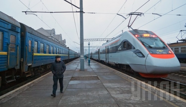 «Укрзализныця» запускает 53 пары новых ночных поездов (список)